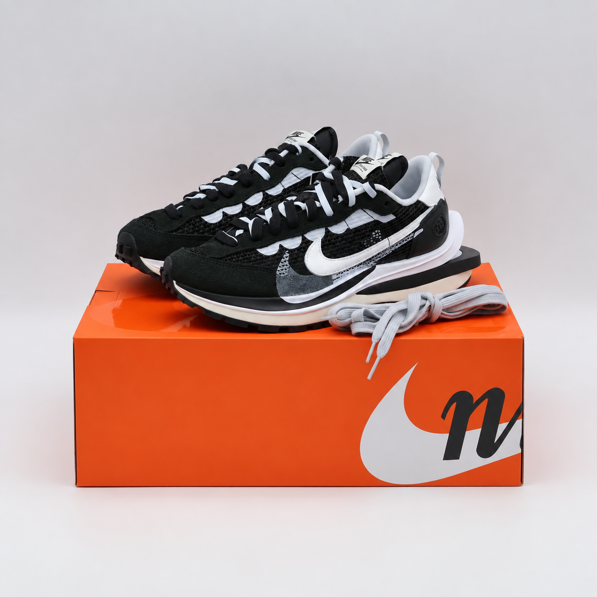 CV1363-001 sacai à Nike Vapor Waffle "Black and White" (Men's)