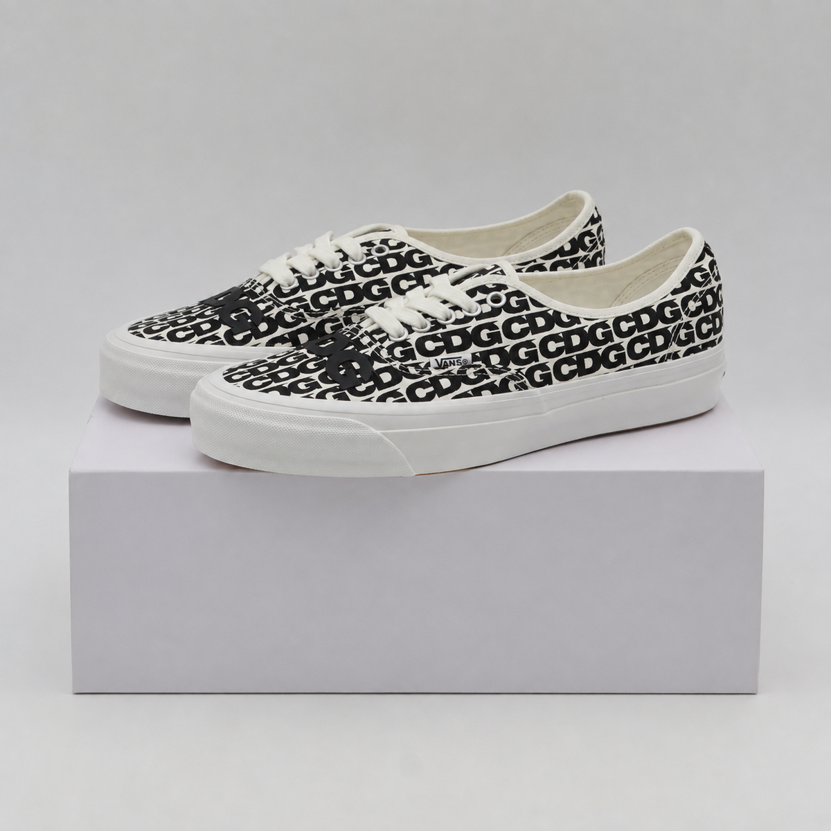 VN000EEUUY6 CDG (COMME des GARCONS) Ã OTW by Vans Authentic White (Men's)