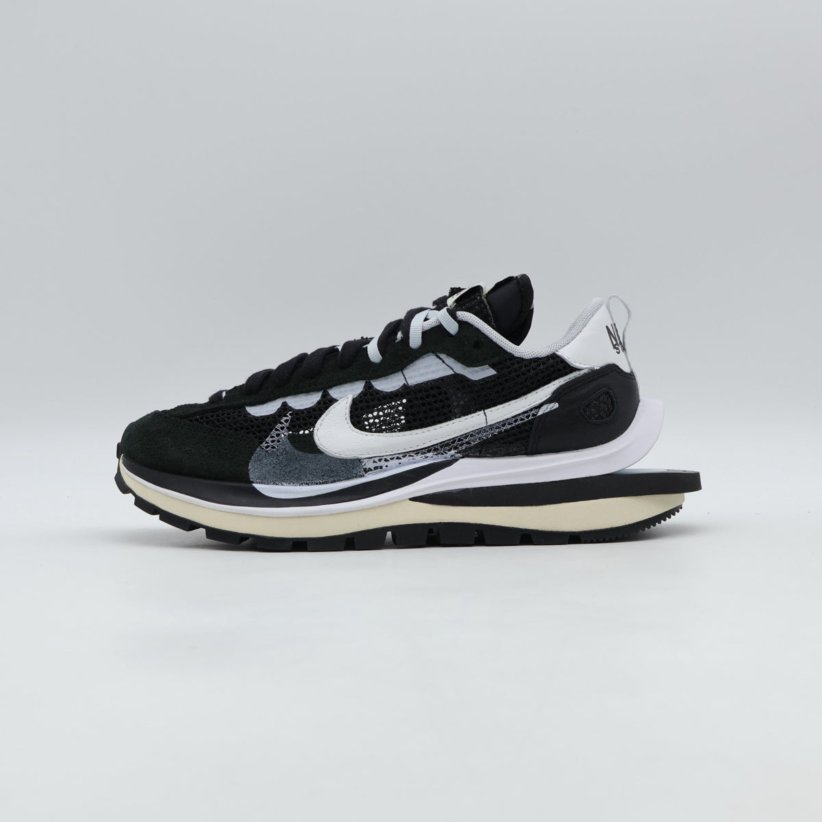 CV1363-001 sacai à Nike Vapor Waffle "Black and White" (Men's)