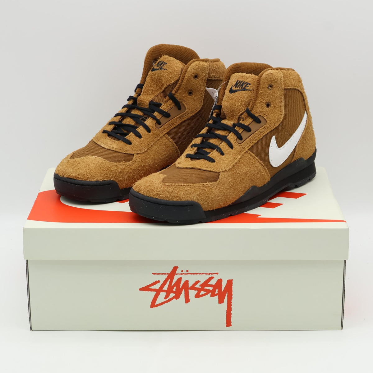IM7419-200 Stussy à Nike Air Baltoro High Light British Tan (Men's)