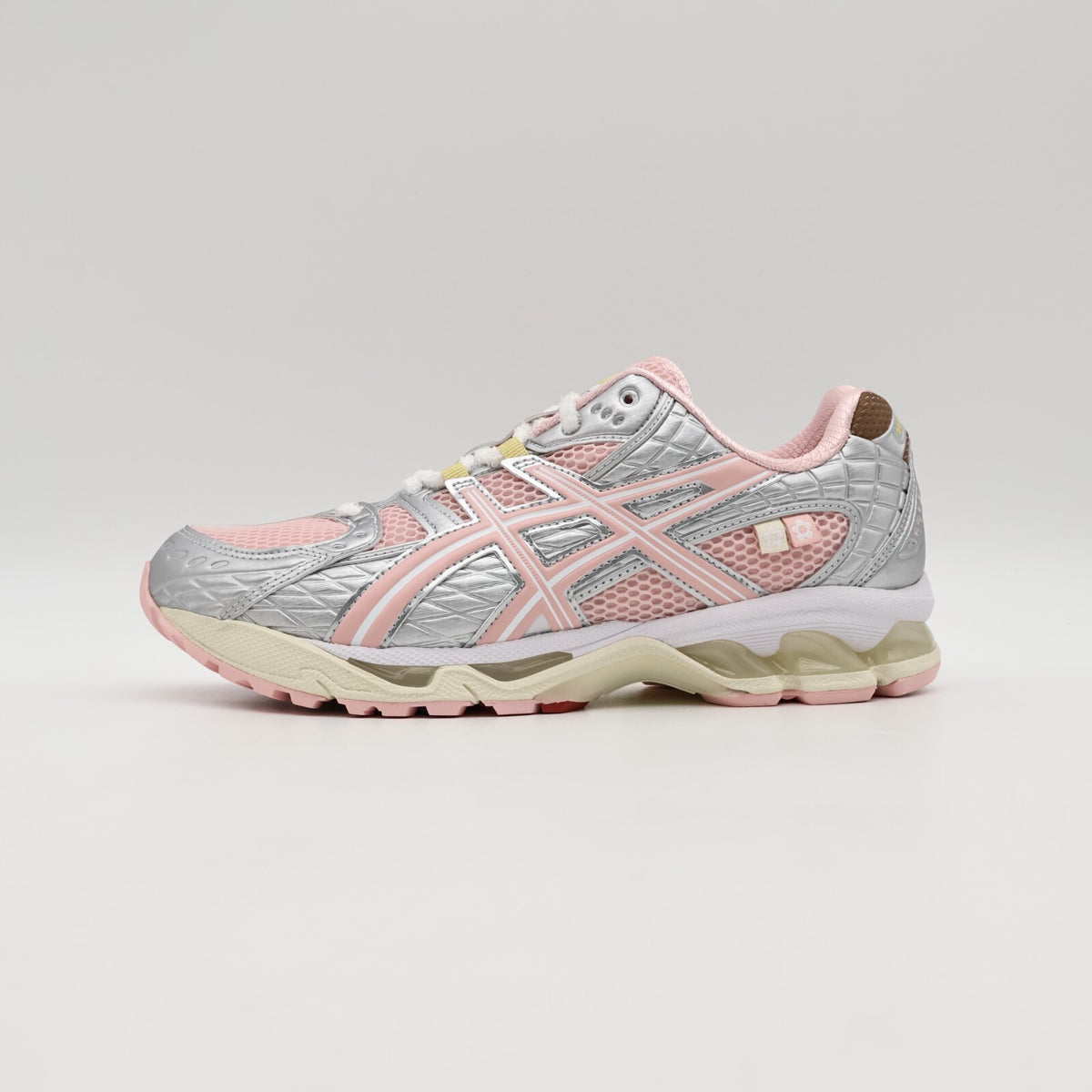 1203A865-702 VANDY THE PINK atmos Asics Gel-Nimbus 10.1 Strawberry Cream (Men's)