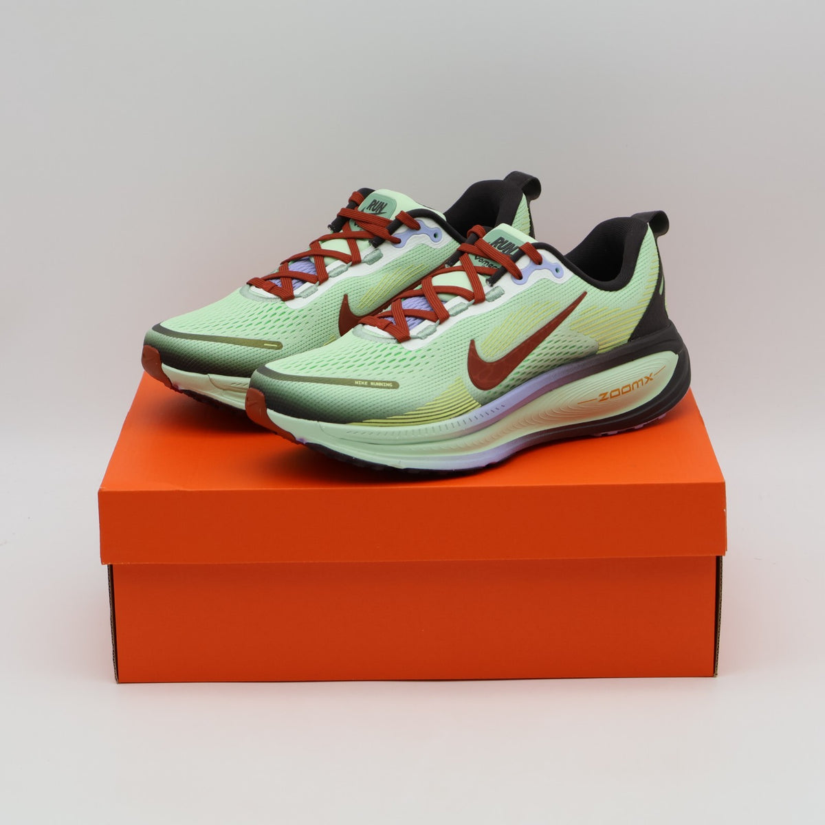 IW1250-398 Nike Vomero 18 SE "Frosted Spruce/Tar" (Men's)