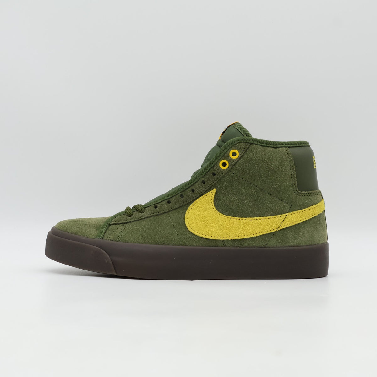 HM5838-300 ANTIHERO Ã Nike SB Zoom Blazer Mid QS Rough Green Amarillo (Men's)