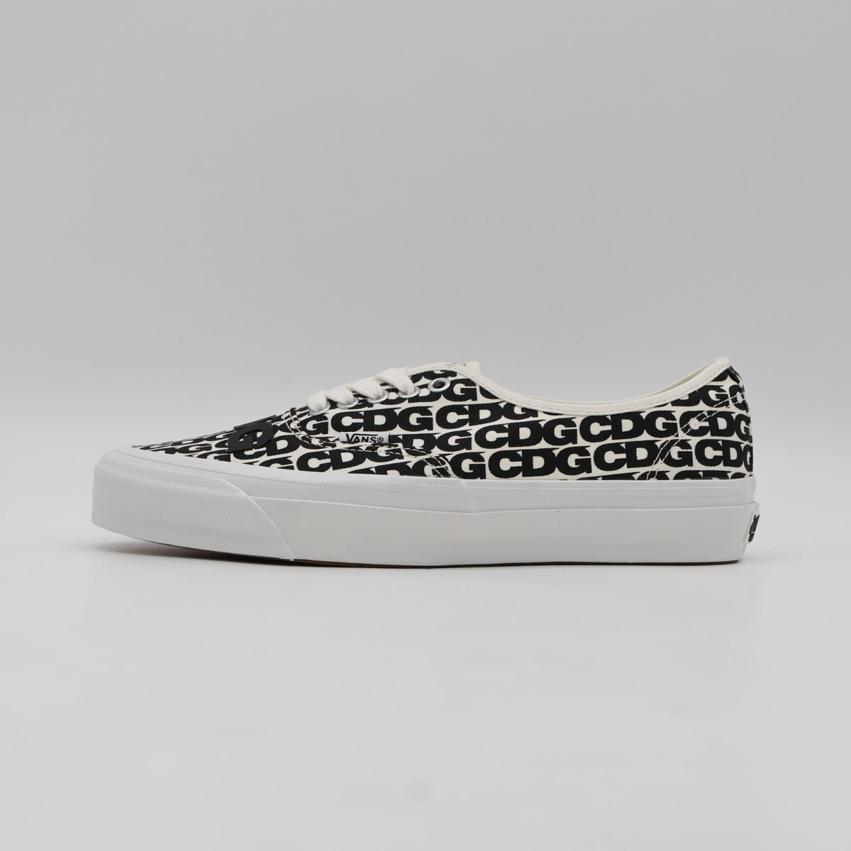 VN000EEUUY6 CDG (COMME des GARCONS) Ã OTW by Vans Authentic White (Men's)