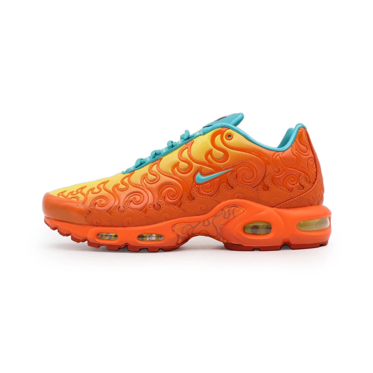 IW1283-800 One Piece à Nike Air Max Plus "Devil Fruits/Mera Mera" (Men's)