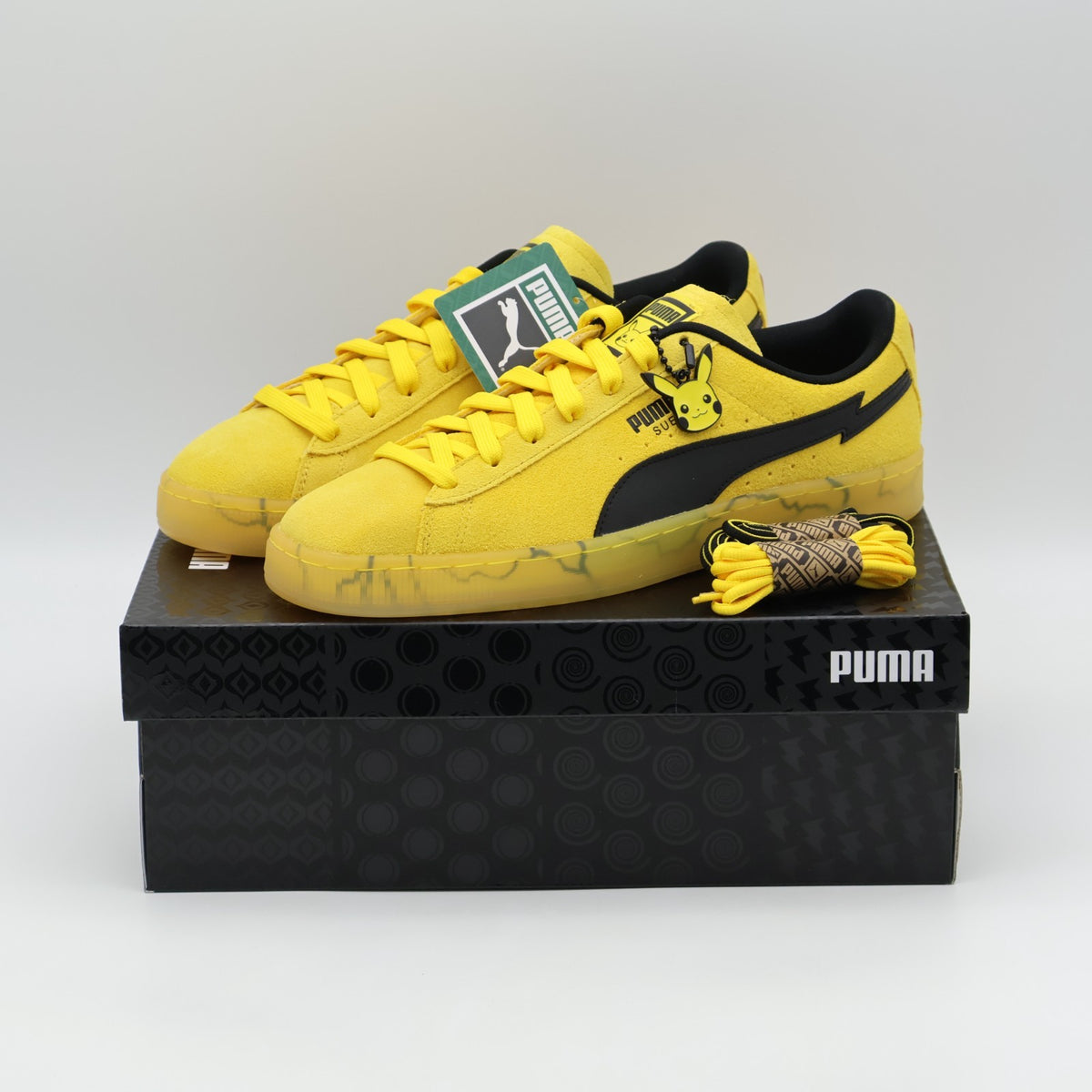 407020-01 Pokemon à Puma Suede "Pikachu" (Men's)