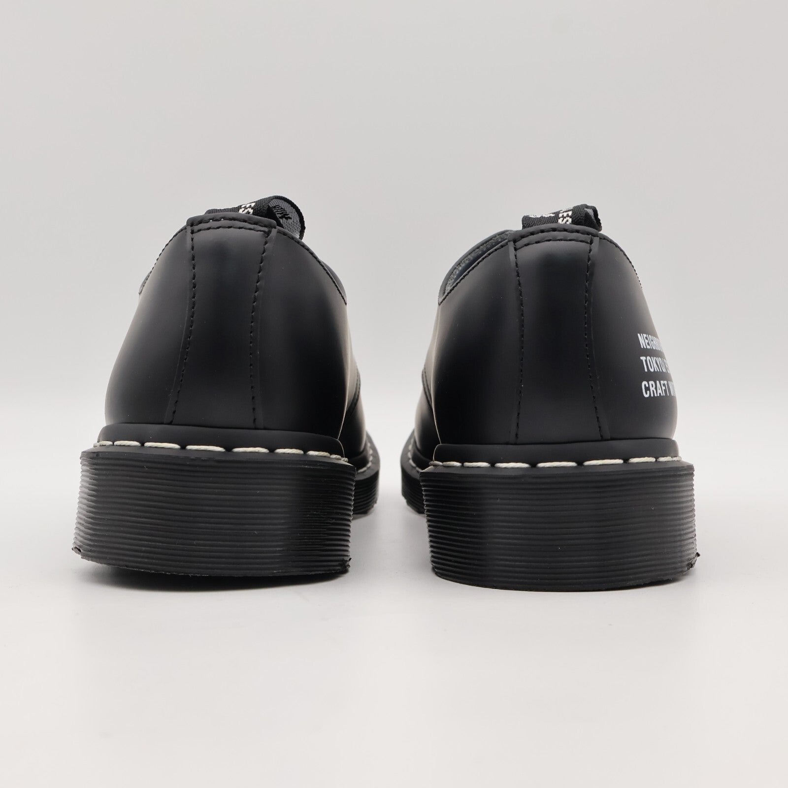 32235001 NEIGHBORHOOD Dr.Martens Smith 4 Hole Black (Men's)