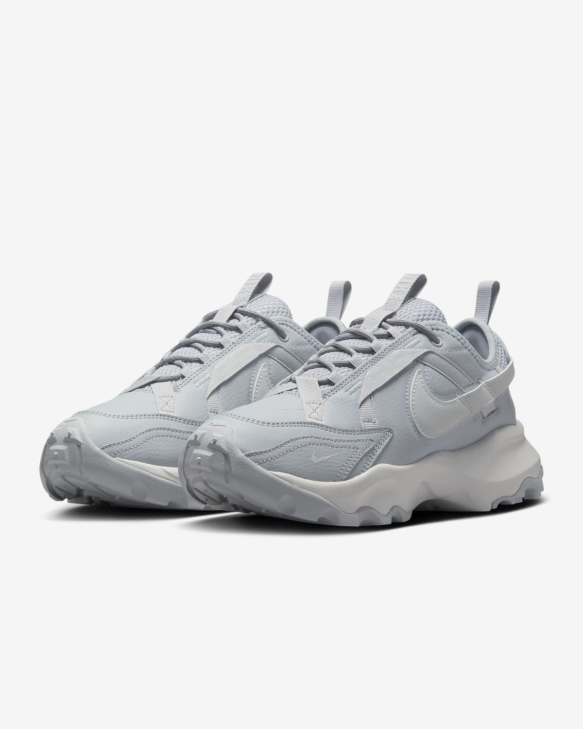 DD9682-005 Nike Women's TC 7900 Wolf Grey Photon Dust Metallic Platinum (Women's