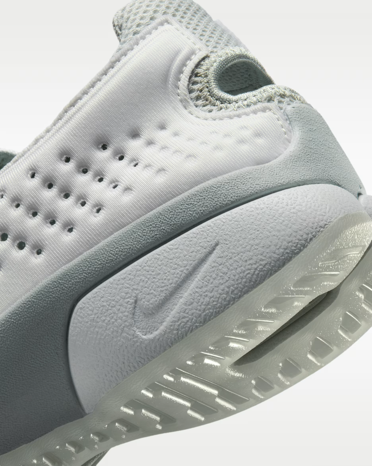 IQ8006-100 Nike Rift 2 "Summit White/Swan" (Women's)