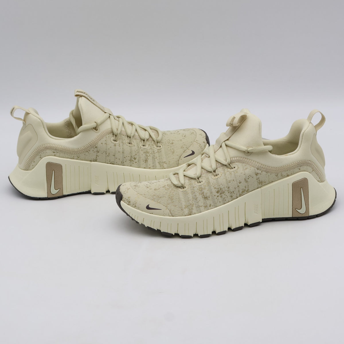 IB6549-200 Nike Free Metcon 6 SE Light Khaki Coconut Milk Metallic (Women's)