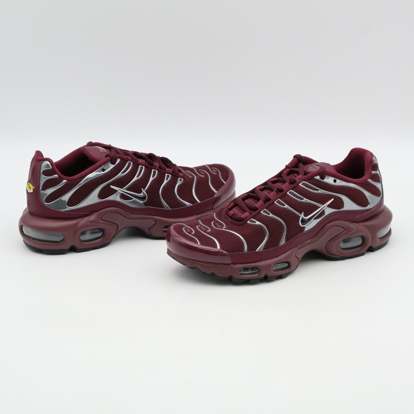 HJ9743-600 Nike Air Max Plus SE Night Maroon Dark Team Red Metallic (Women's)