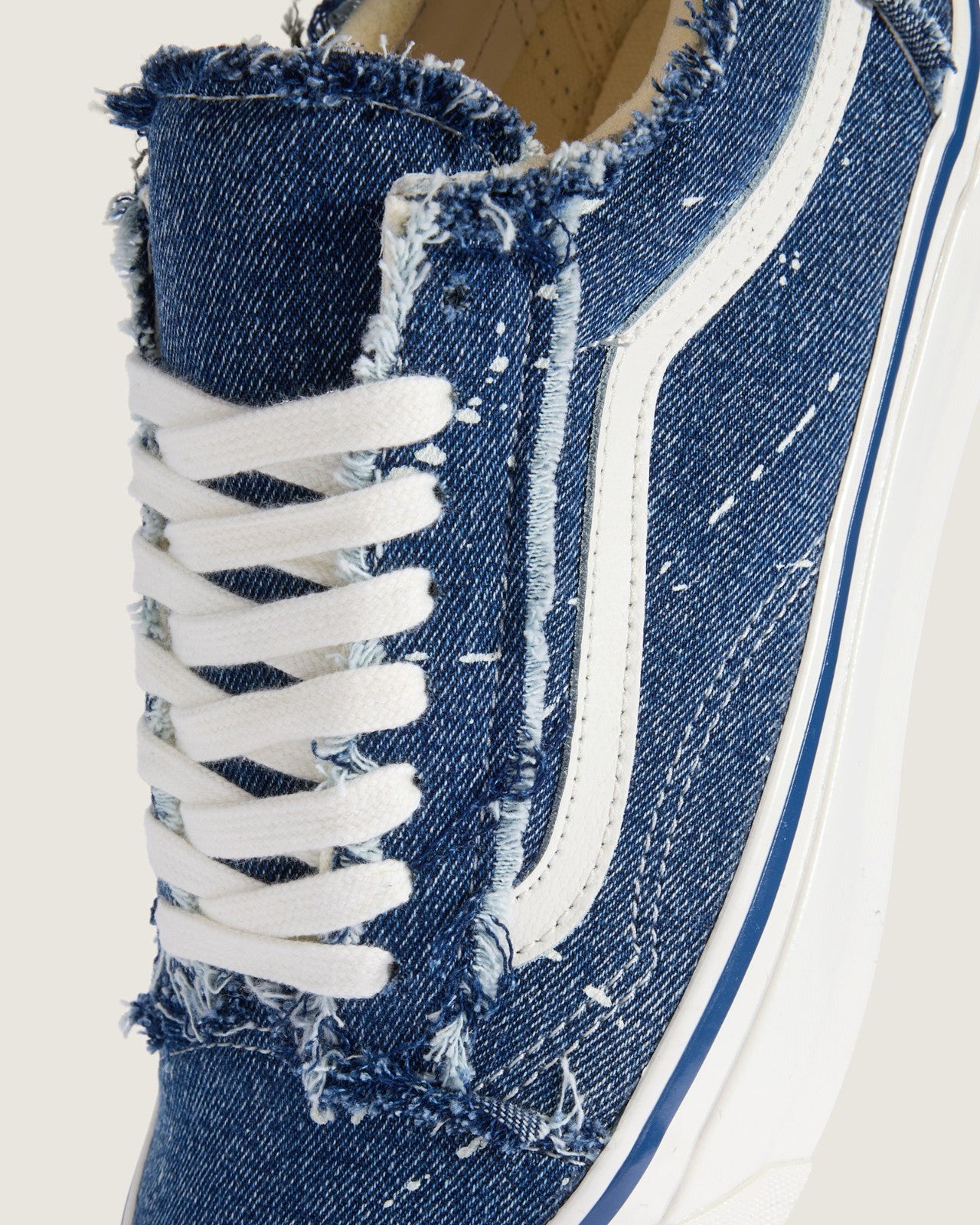 VN000E9HGTL INVINCIBLE Vans Old Skool Frayed Denim Marshmallow (Men's)