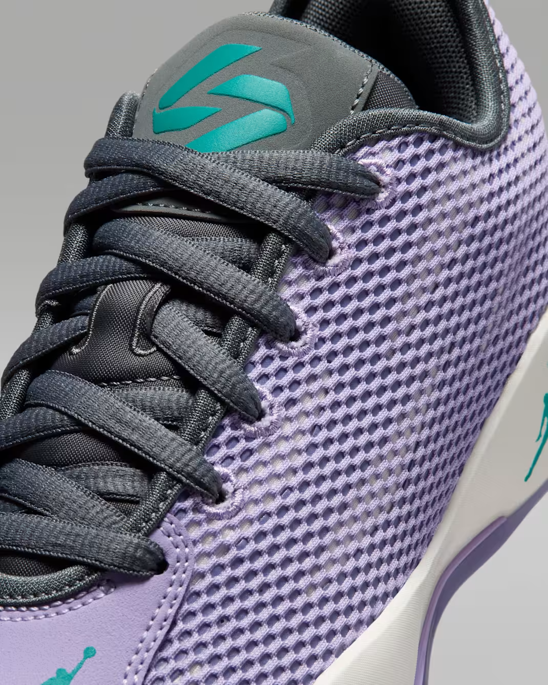 IH0573-501 IH0573-501 Nike GS Luka 77 Urban Lilac/Iron Grey