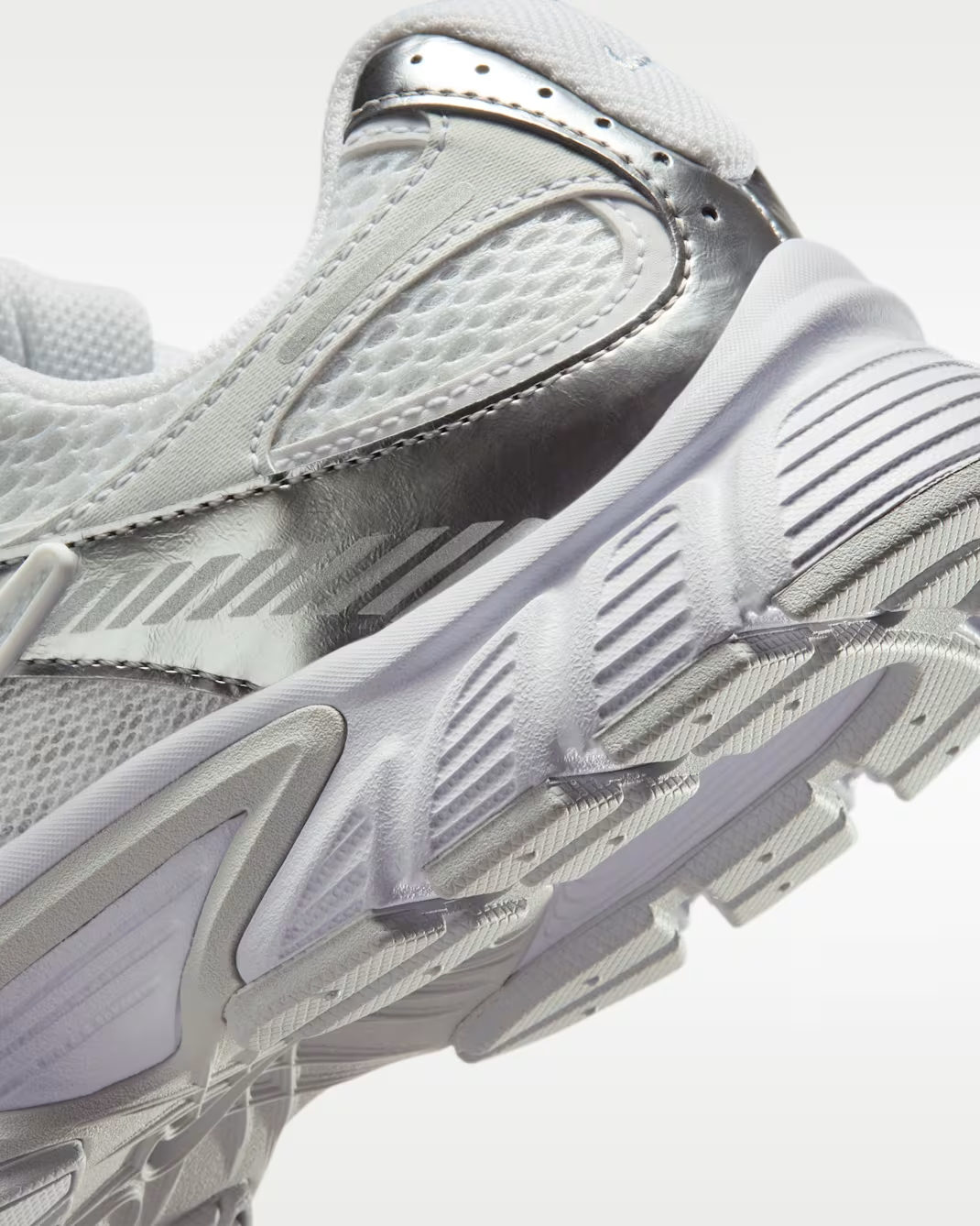 HQ7901-112 Nike V5 RNR White Metallic Platinum (Women's)