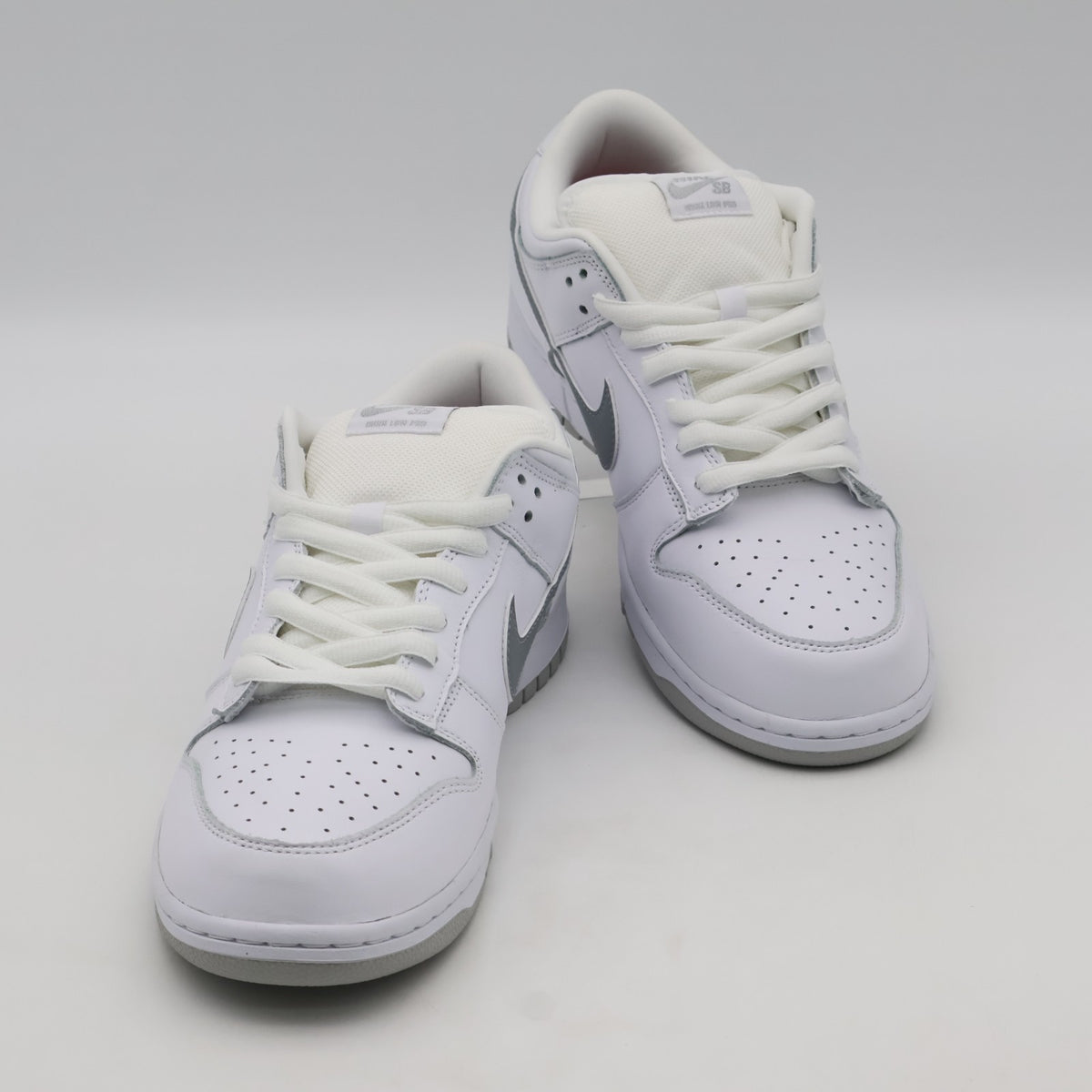 HQ8487-100 Supreme Nike SB Dunk Low White Metallic Silver (25FW Week2) (Men's)
