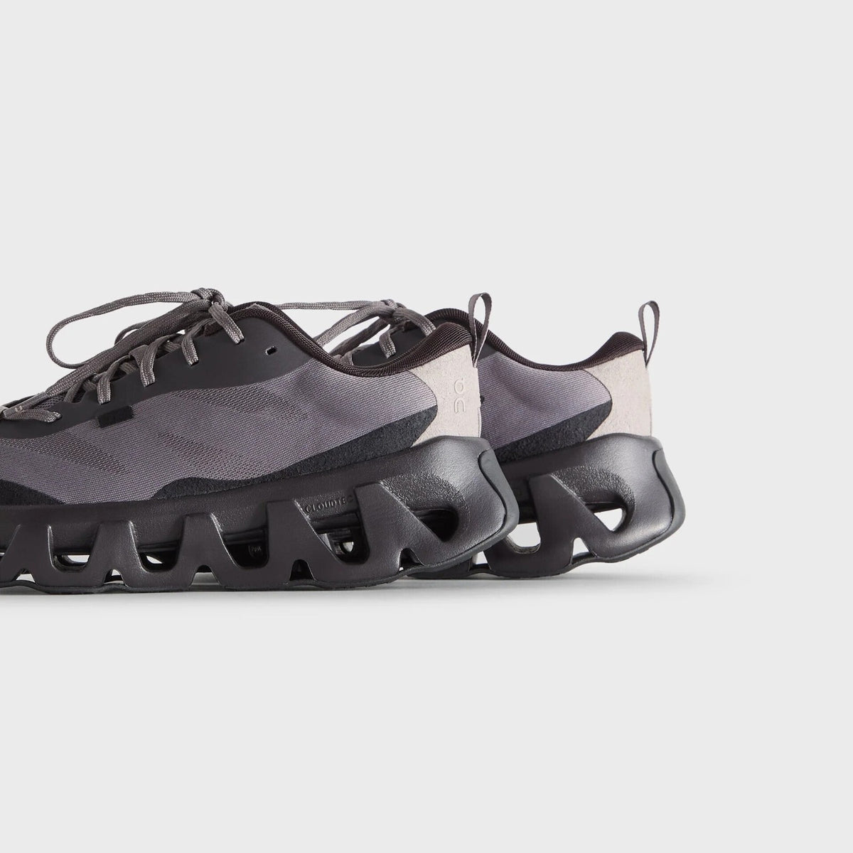 3MG10776093 KITH x On K-Tech 1 "Shark/Ox" (Men's)