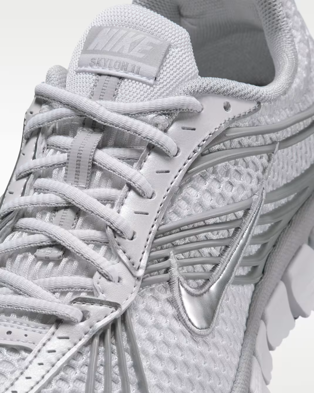 IU7360-103 Nike Zoom Skylon 11 "White/Metallic Silver" (Women's)