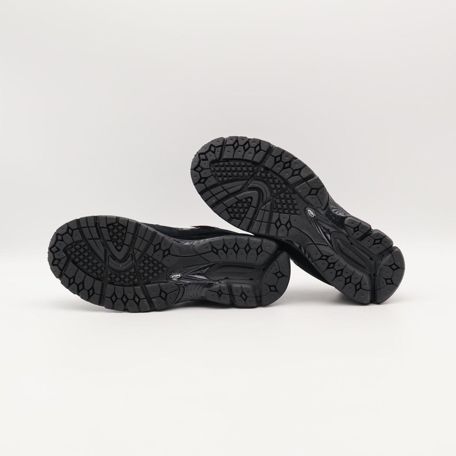 M2002RXX New Balance 2002R GORE-TEX Black White (Men's)