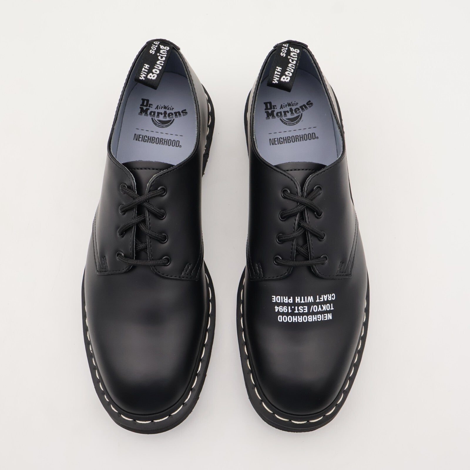 32235001 NEIGHBORHOOD Dr.Martens Smith 4 Hole Black (Men's)