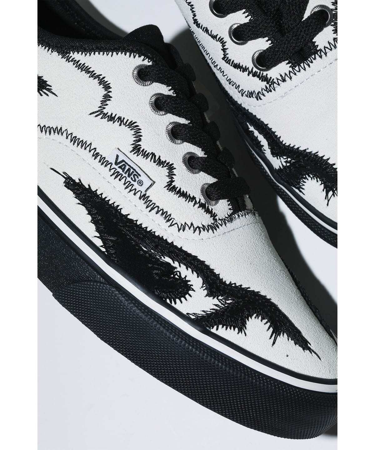TC32-AJ520 TOGA Ã Vans Authentic White Black (with Socks Pair Set)