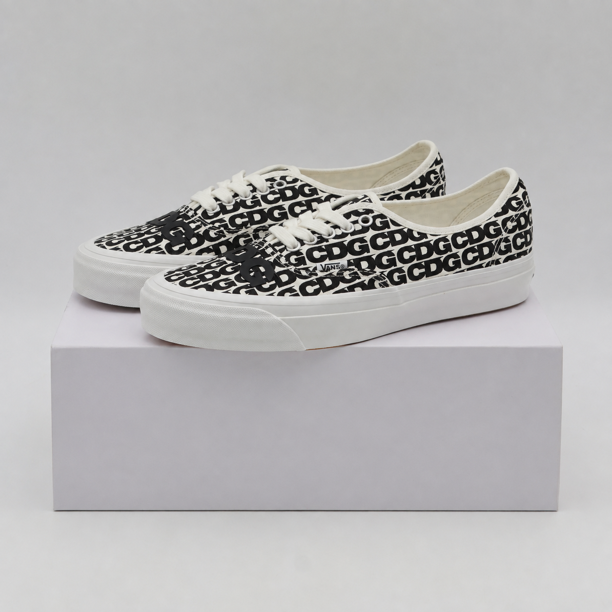 VN000EEUUY6 CDG (COMME des GARCONS) Ã OTW by Vans Authentic White (Men's)