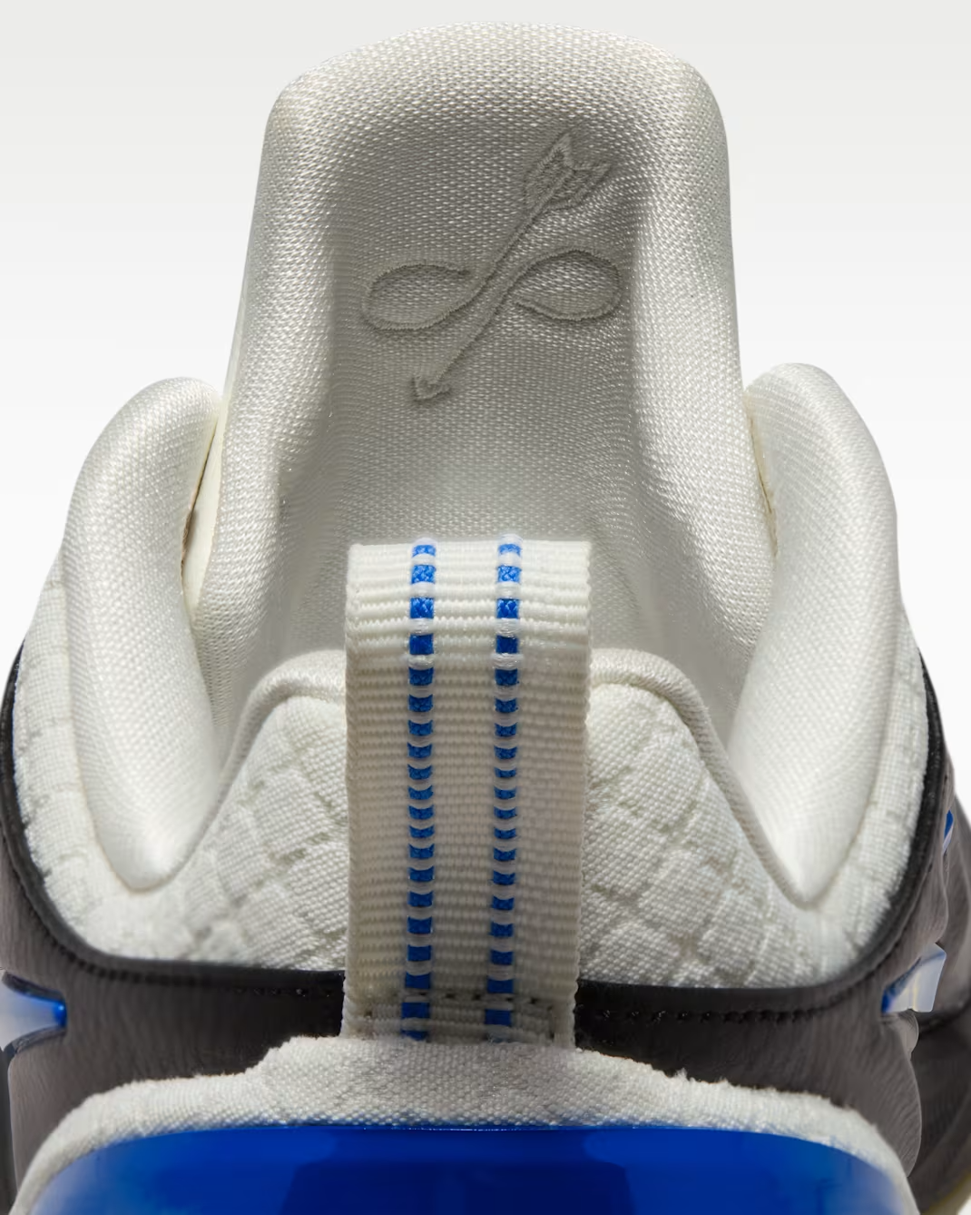 IH1138-001 Nike Women's A'Two "Standing Ovation" (IH1137-001/IH1138-001)