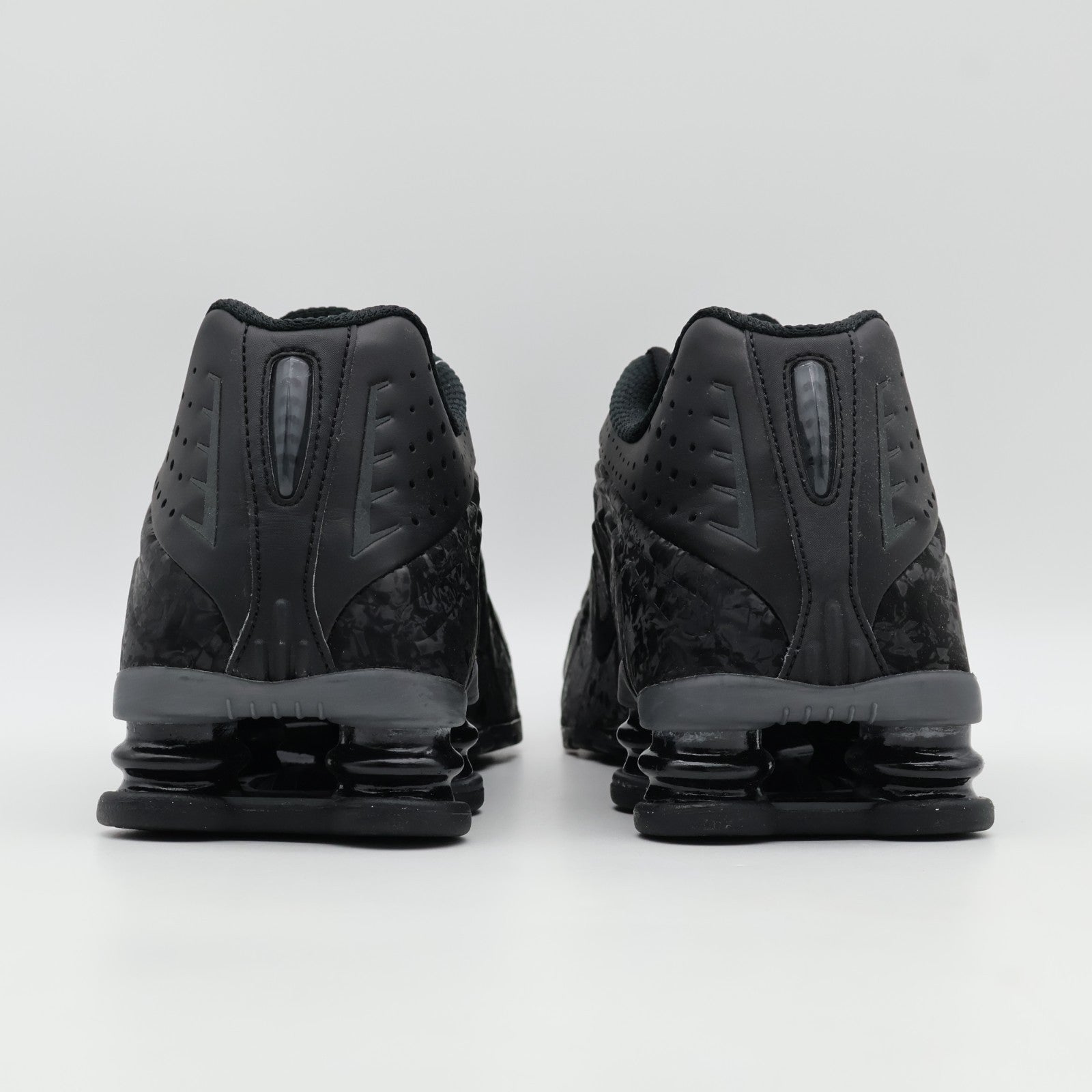HV0934-002 Nike Women's Shox R4 Black Floral Dark Smoke Grey (Women's)