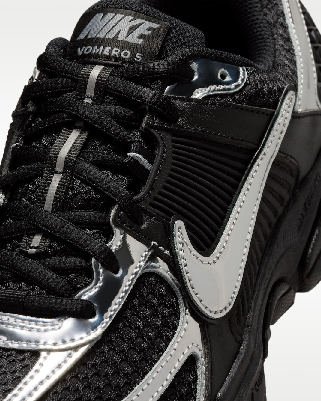 IV4311-002 Nike Women's Zoom Vomero 5 BlackMetallic Silver (Women's)