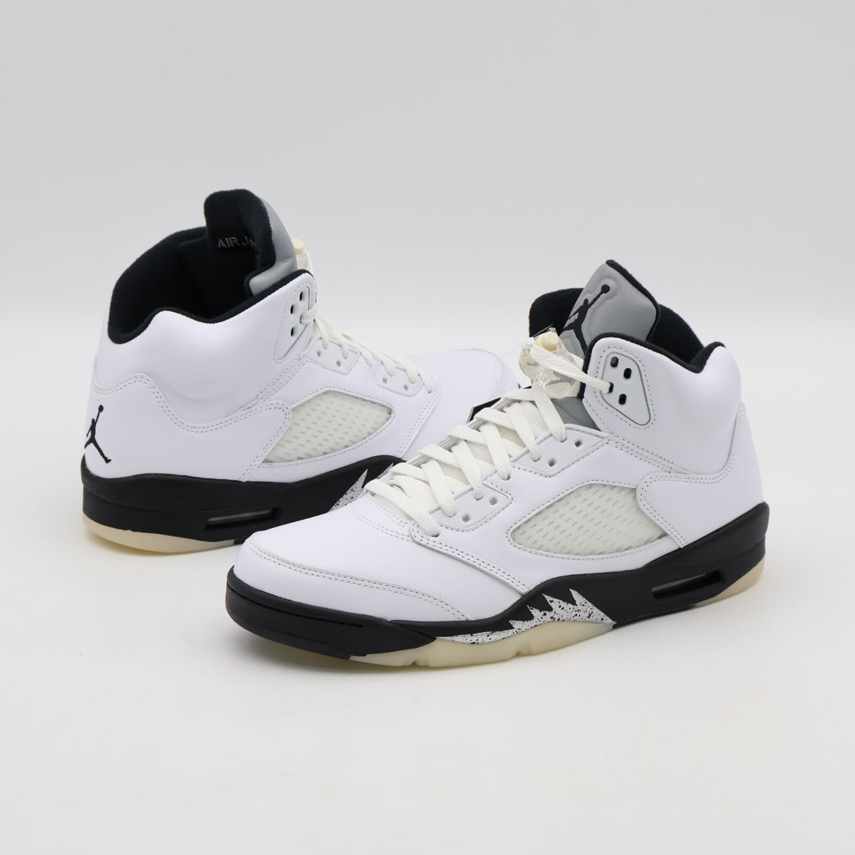 DD0587-110 Nike Air Jordan 5 Retro White and Black (Men's)