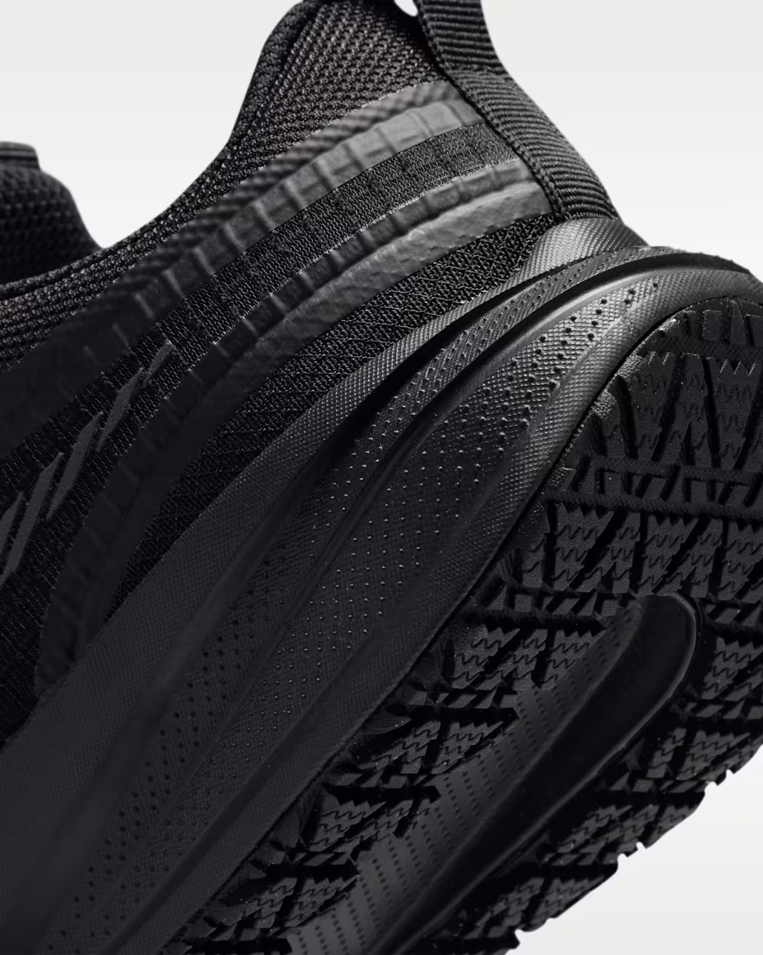 IO2338-001 Nike GS Star Runner Utility "Black/Anthracite"
