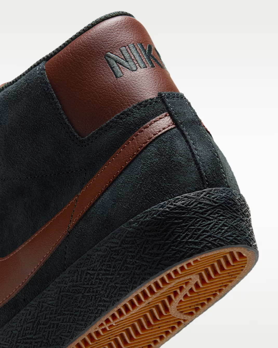 IO0667-300 Nike SB Zoom Blazer Mid "Black Spruce/Corduroy Brown" (Men's)