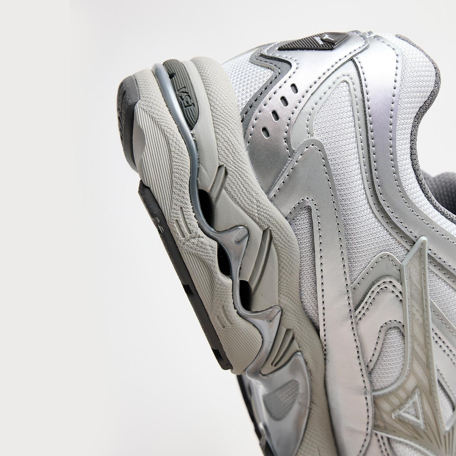 D1GA260C02 Mizuno Wave MG4 LS "Silver/White/Grey" (Men's)