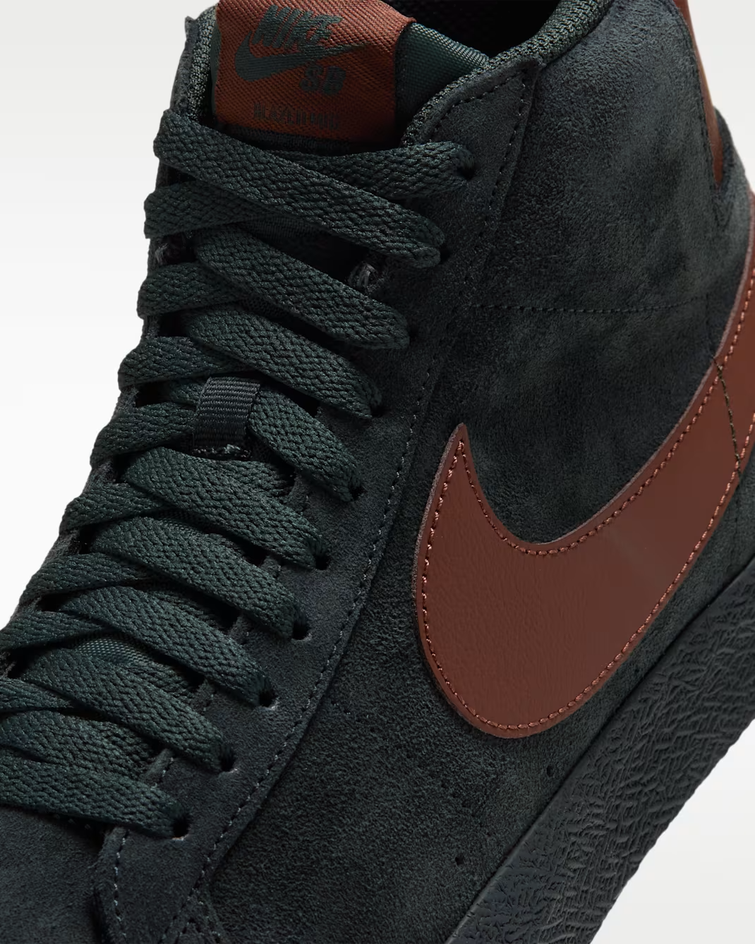 IO0667-300 Nike SB Zoom Blazer Mid "Black Spruce/Corduroy Brown" (Men's)