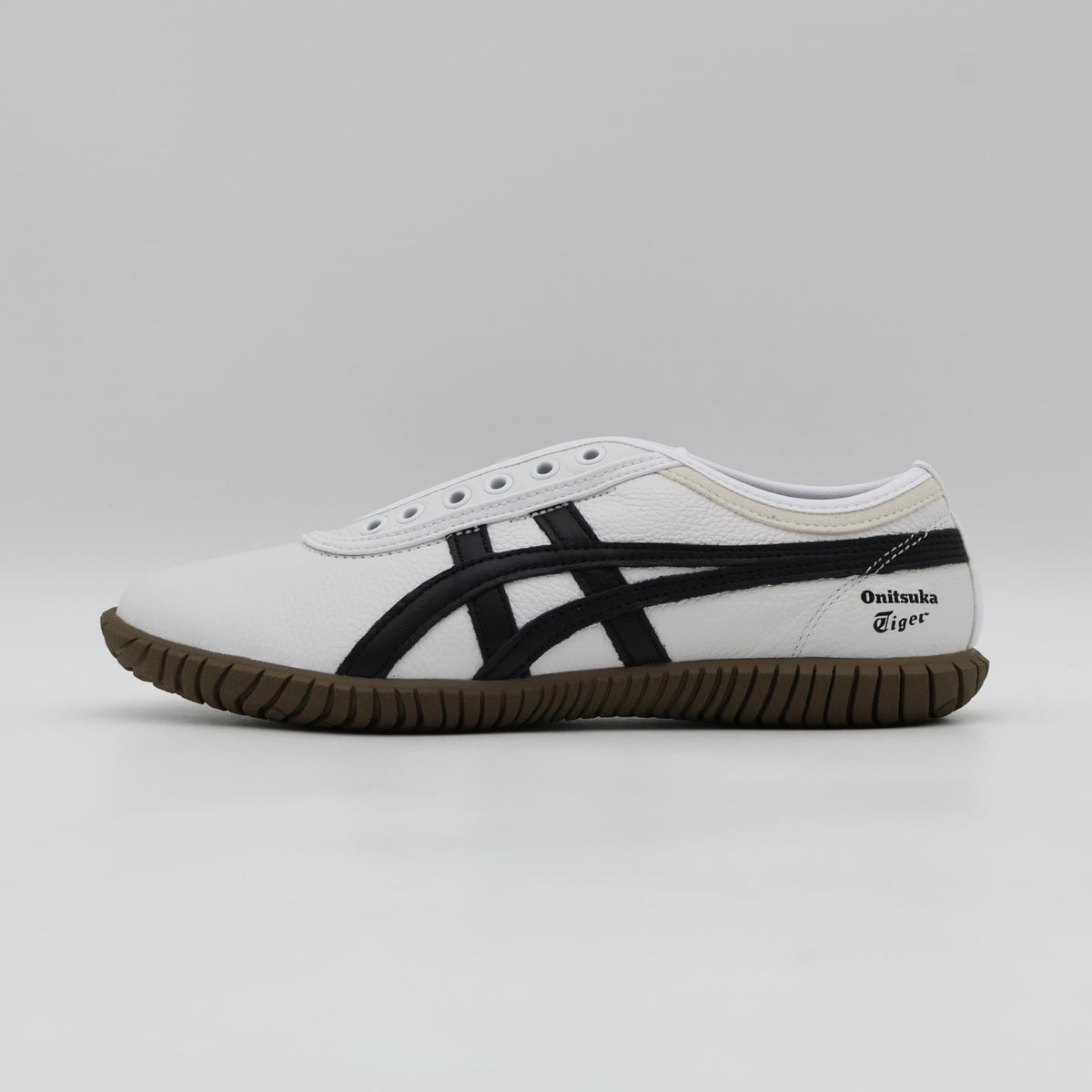 1183C529-101 Onitsuka Tiger Tsunahiki Slip On White Black (Men's)