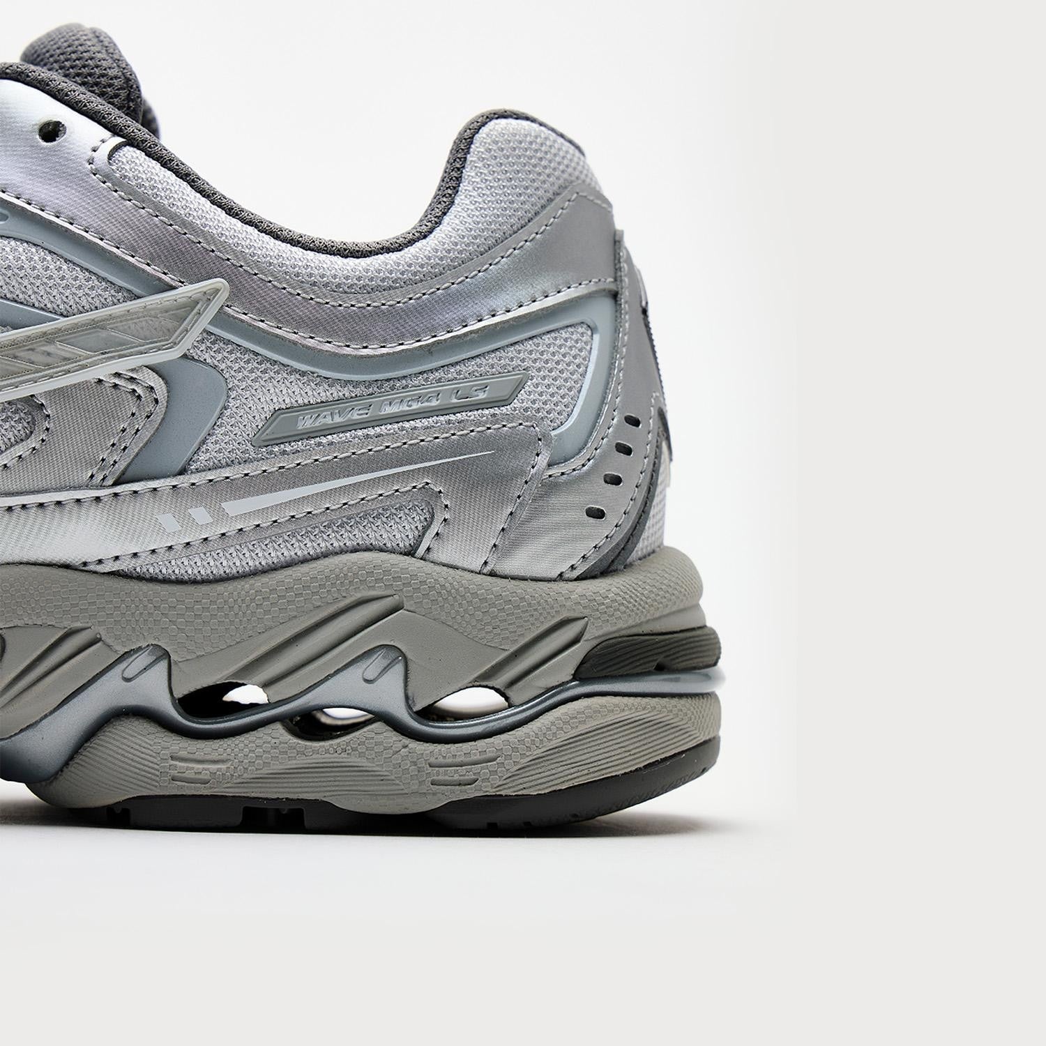 D1GA260C02 Mizuno Wave MG4 LS "Silver/White/Grey" (Men's)