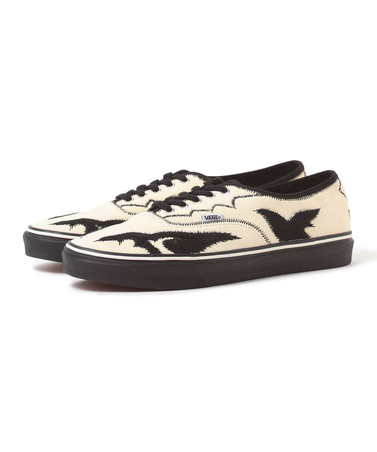 TC32-AJ520 TOGA Ã Vans Authentic White Black (with Socks Pair Set)