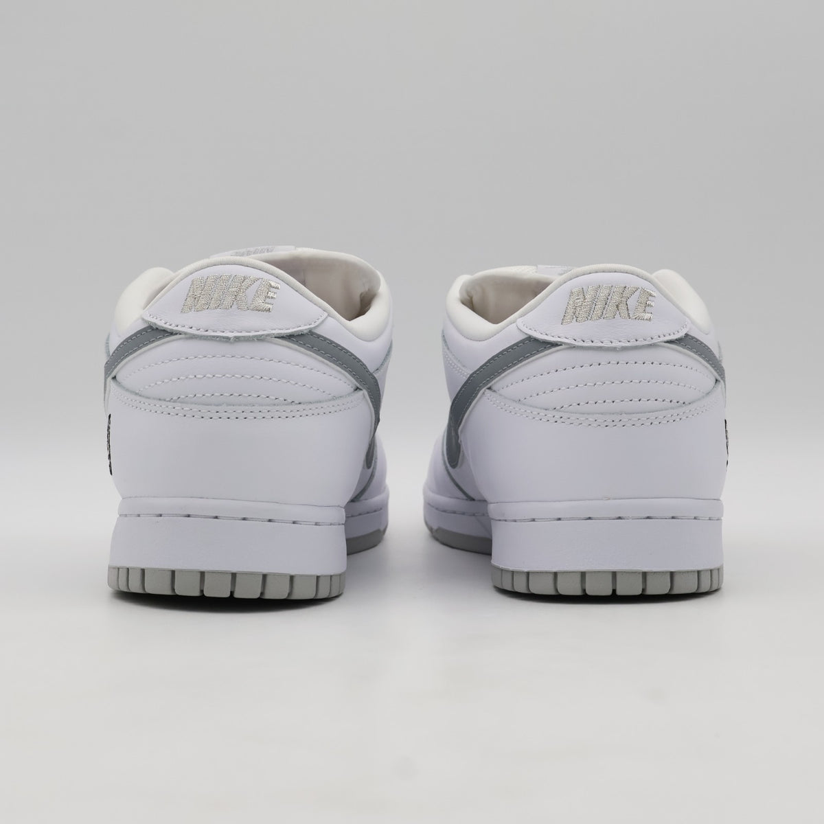 HQ8487-100 Supreme Nike SB Dunk Low White Metallic Silver (25FW Week2) (Men's)