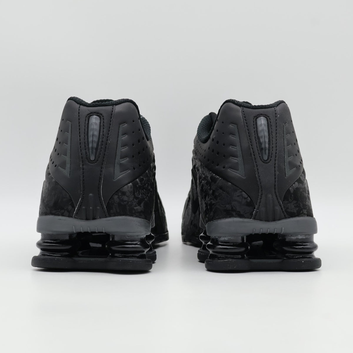 HV0934-002 Nike Women's Shox R4 Black Floral Dark Smoke Grey (Women's)