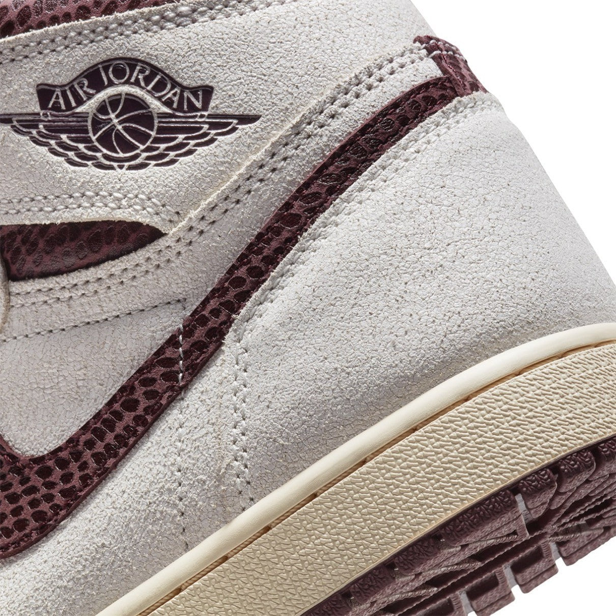 DO7097-100 A Ma Maniere Ã Nike Air Jordan 1 Retro High OG (Men's)