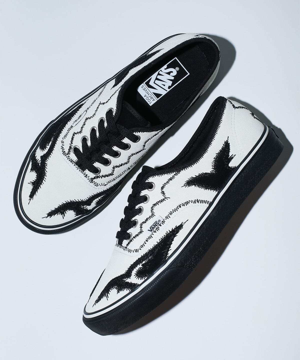 TC32-AJ520 TOGA Ã Vans Authentic White Black (with Socks Pair Set)