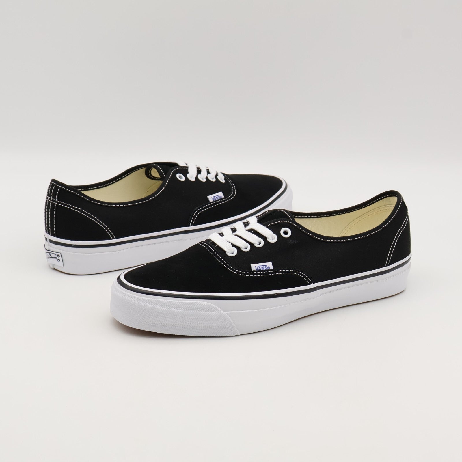 VN000D5KMCG Vans Premium Authentic 44 Black White (Men's)