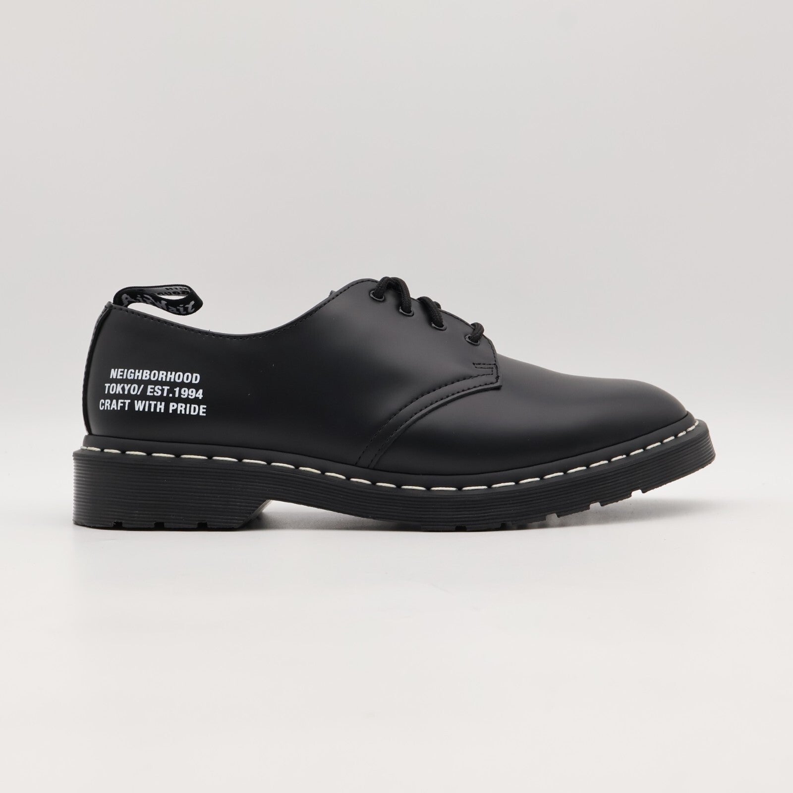 32235001 NEIGHBORHOOD Dr.Martens Smith 4 Hole Black (Men's)