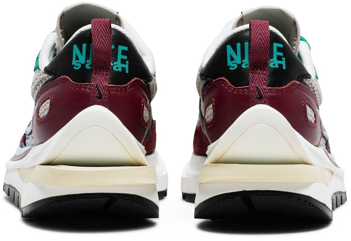 DD3035-200 sacai Ã Nike Vapor Waffle "String/Red/Green" (Men's)