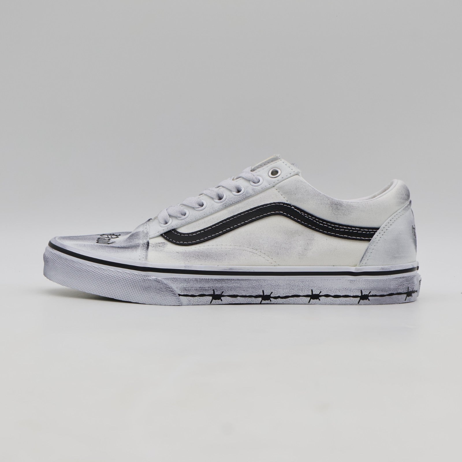 VN000E9TCJ7 Travis Barker Ã Vans Old Skool "Dues Paid/White" (Men's)