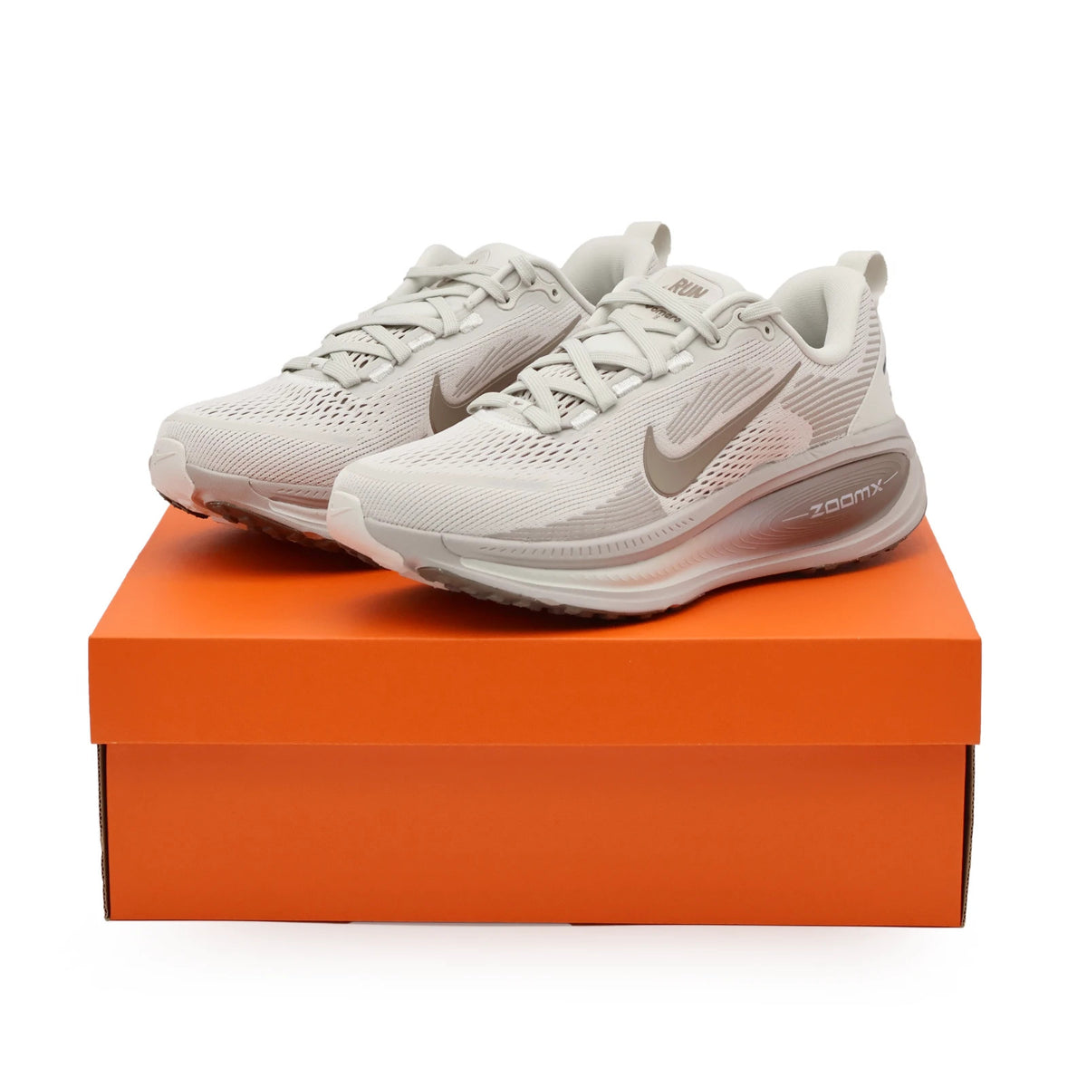 HM6804-003 Nike  Vomero 18 Light Bone Phantom College Grey Mink Brown (Women's)