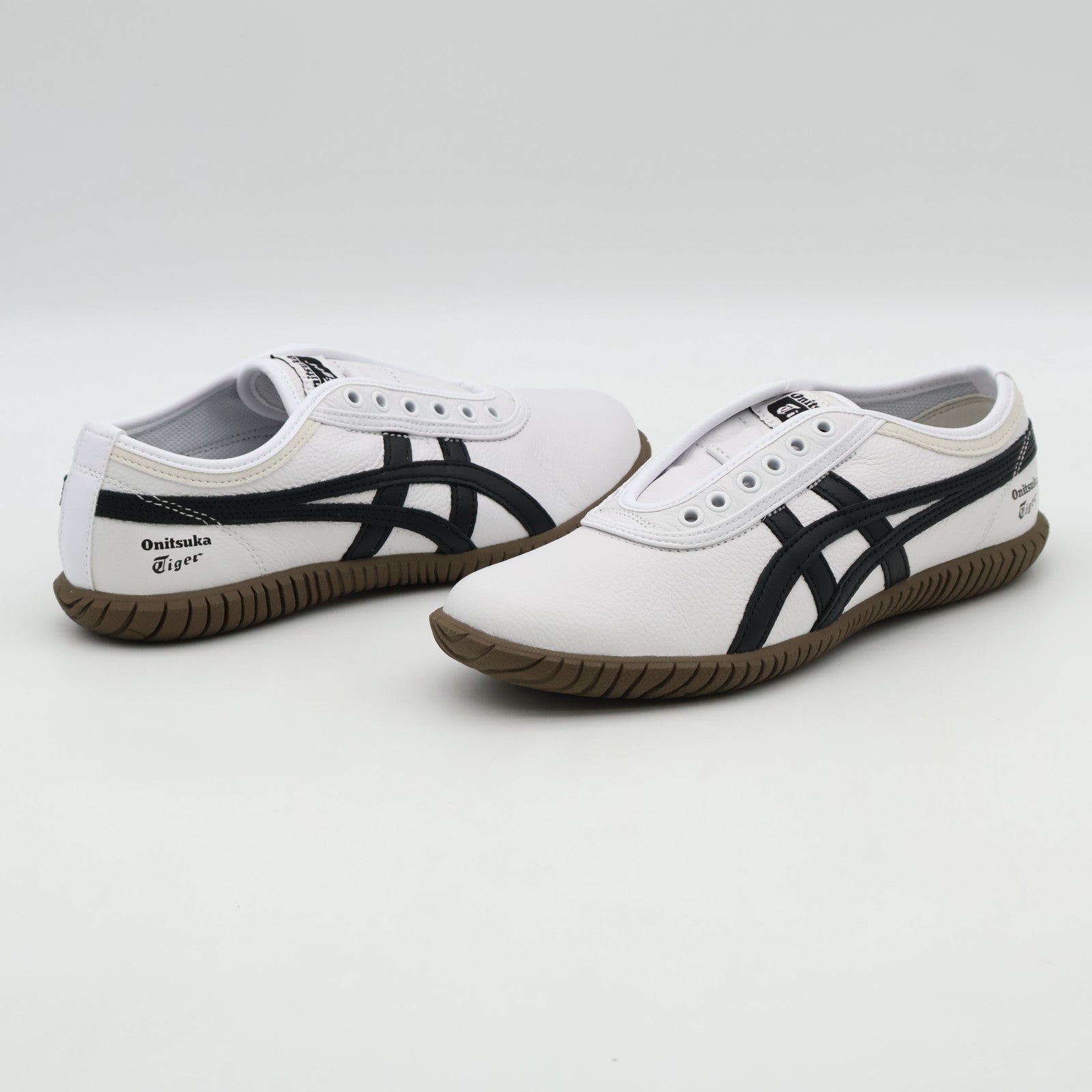 1183C529-101 Onitsuka Tiger Tsunahiki Slip On White Black (Men's)