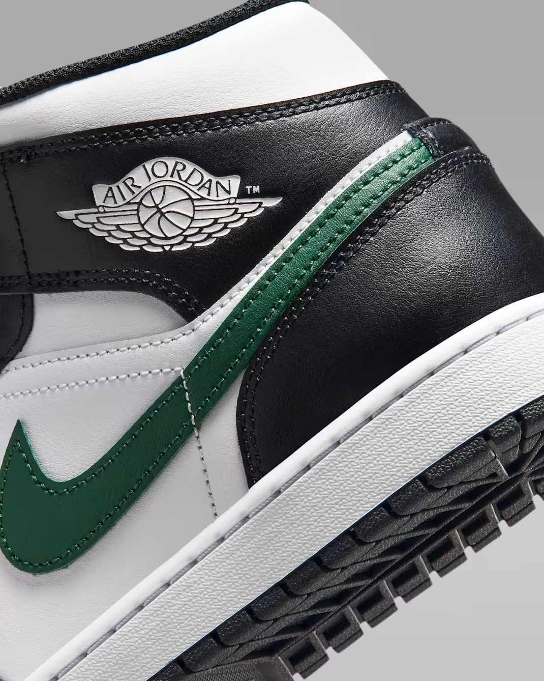 DQ8426-004 Nike Air Jordan 1 Mid "Black/White" (Men's)