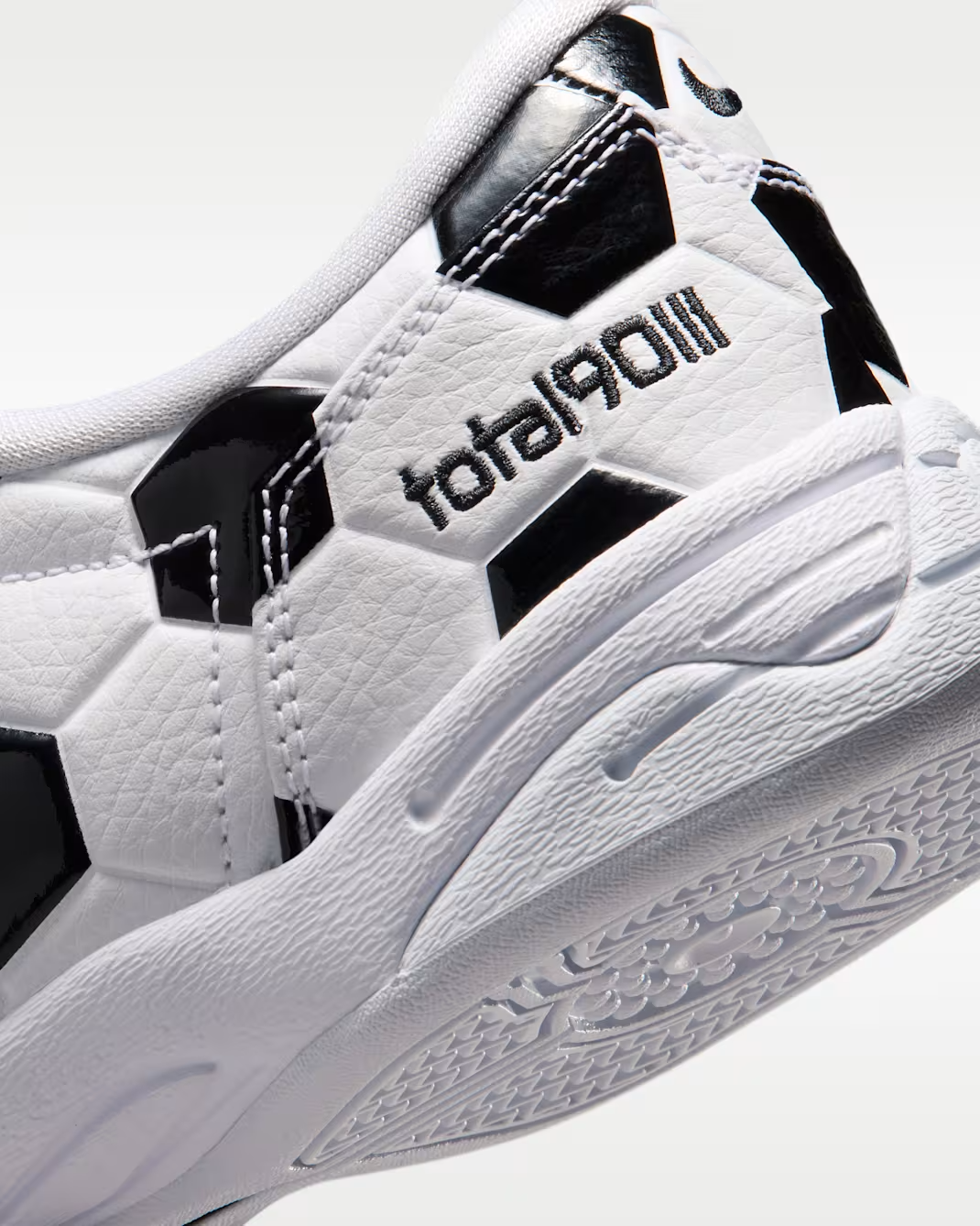 IO2388-100  Nike Total 90 Soccer Ballm White Black (Women's)