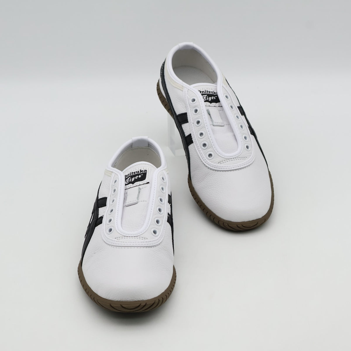 1183C529-101 Onitsuka Tiger Tsunahiki Slip On White Black (Men's)