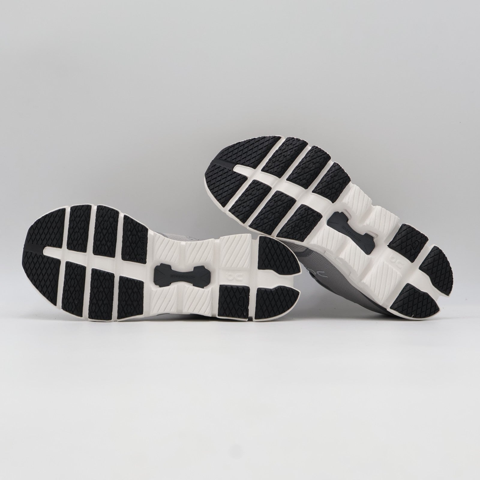 3ME30043228 On Cloud X 4 "Alloy/Ivory"